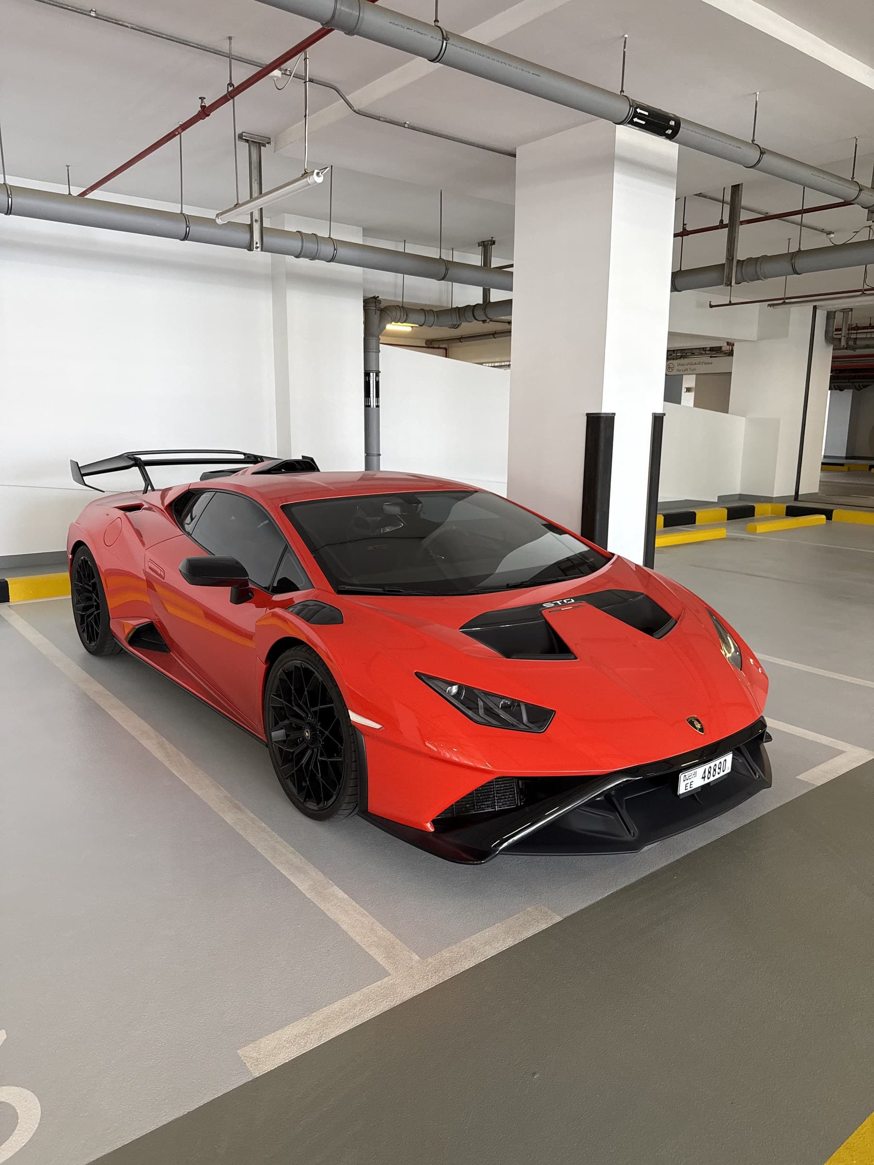Lamborghini Huracán STO en un parking