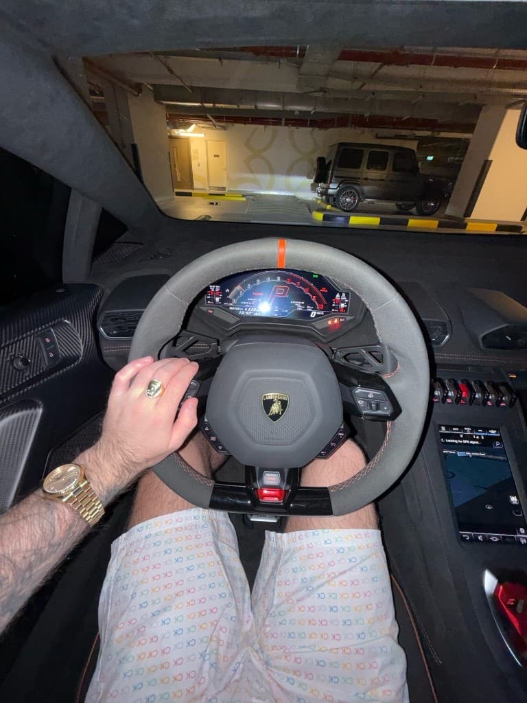 Lamborghini STO steering wheel con Rolex