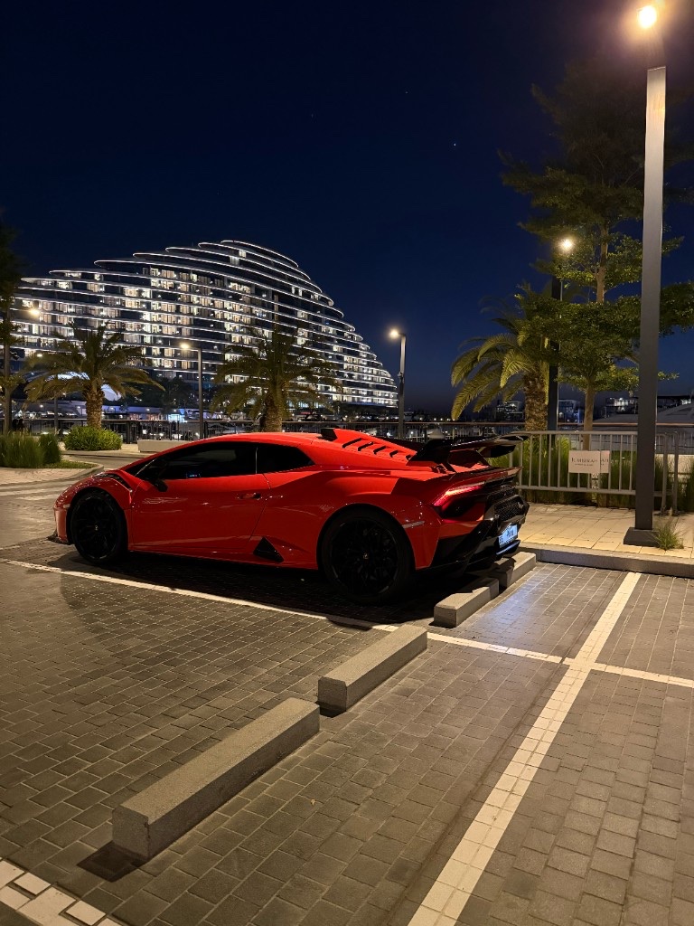 Lamborghini Huracán STO de noche en Dubai Marina